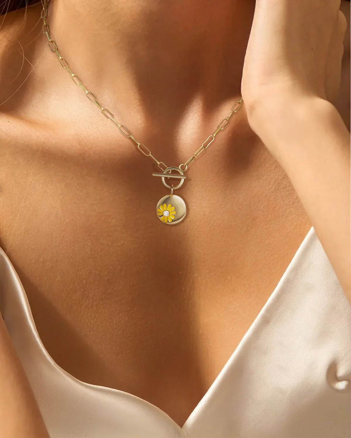 Gold Daisy Necklace - Molenia Jewelry