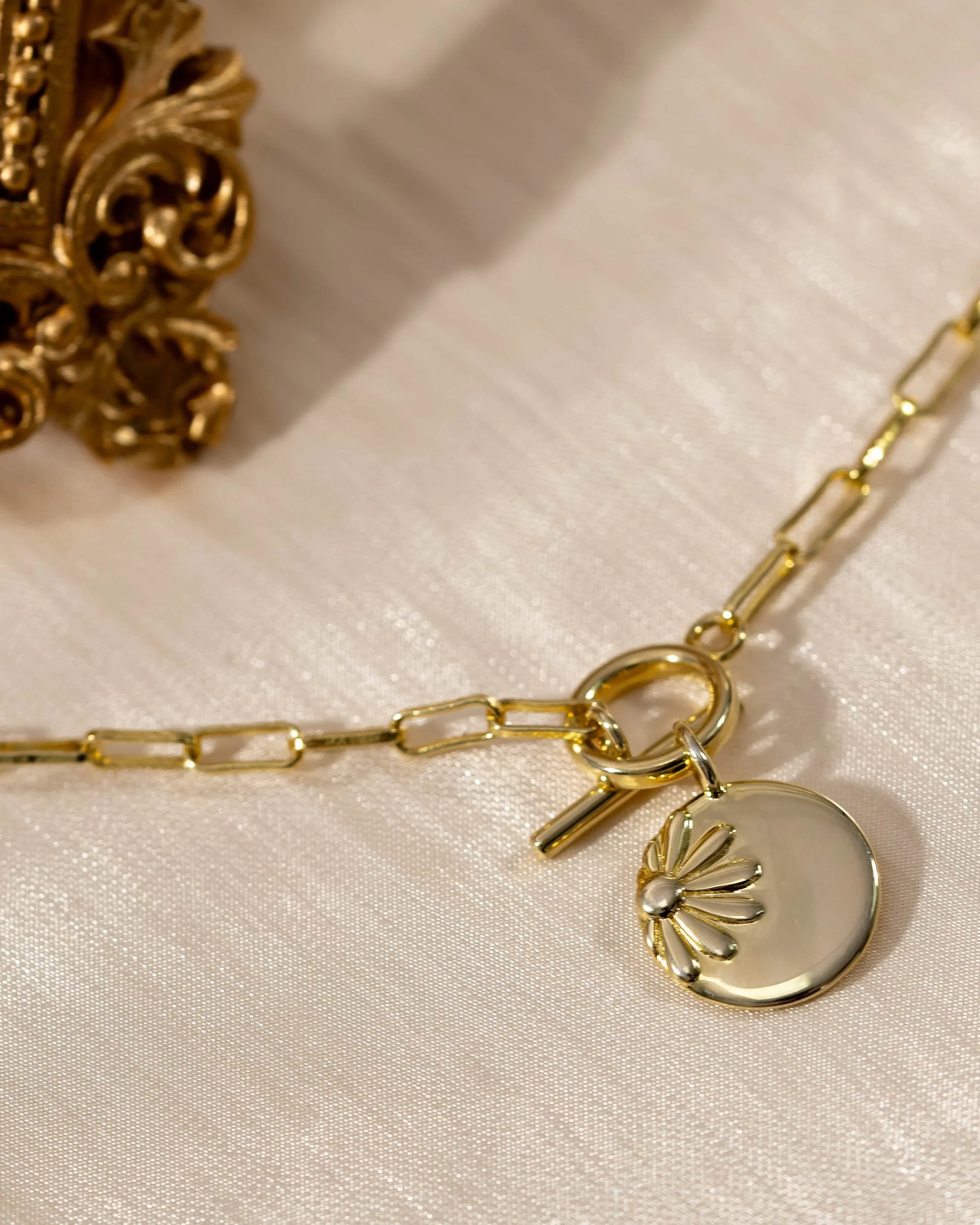 Gold Daisy Necklace - Molenia Jewelry